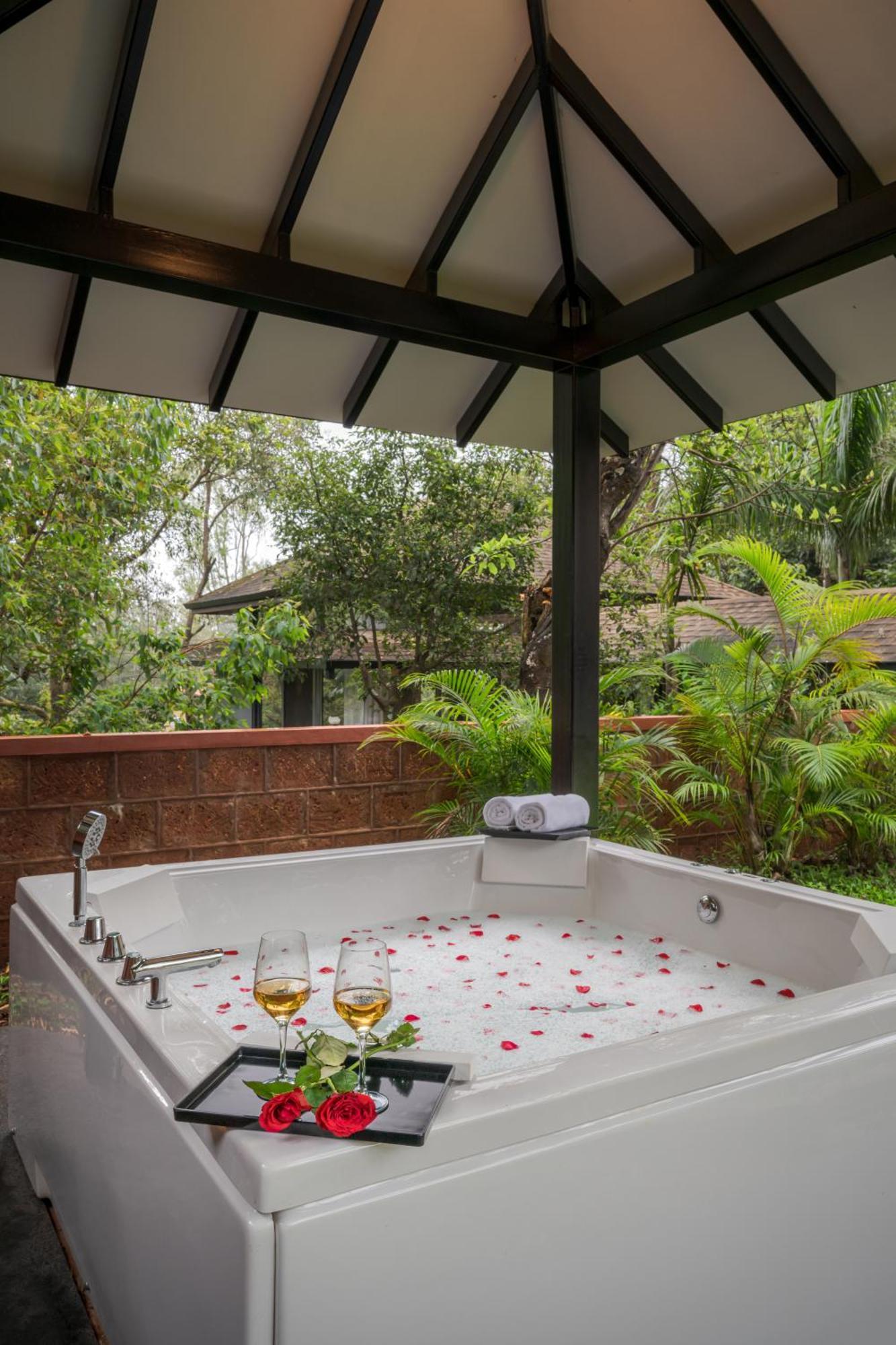 Saffronstays The Glasshouse, Panchgani - Beautiful Glass Villa For Couples 外观 照片